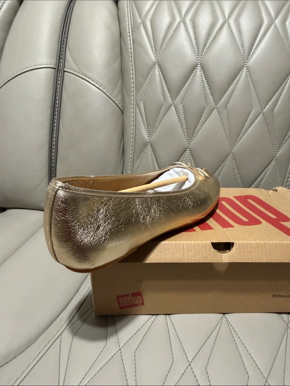 Fitflop y DELICATO BOW Gold Metallic Ballet Flats with Bow Trim